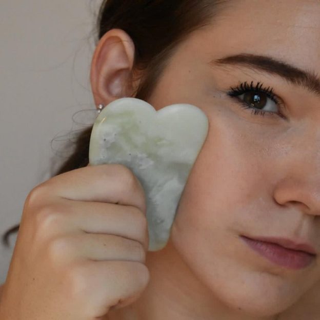 Piedra Gua Sha La Técnica Natural Que Promete Rejuvenecer Y Darle Mayor Firmeza A Tu Piel 