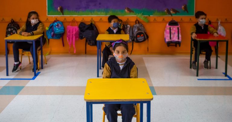 ¿Riesgo en las aulas? Casos internacionales advierten el peligro del coronavirus para los niños
