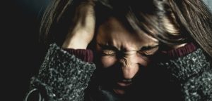 Mujer evitó la luz por 18 meses debido a sus migrañas y desarrolló rara enfermedad de hace 2 siglos