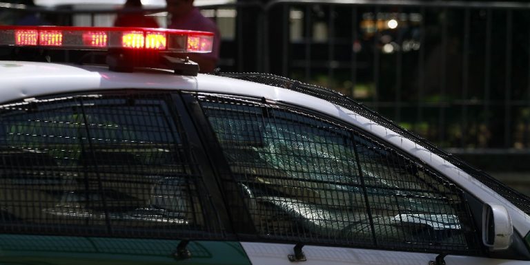 Funcionarios municipales y vecinos: 61 personas detenidas en entrega de ayuda social en San Ramón