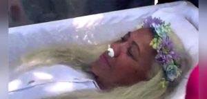 Mujer fingió su muerte y organizó un velorio para reunir a sus seres queridos: 