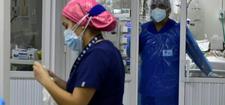 Casos nuevos de COVID-19 vuelven a superar los 7 mil: quedan 252 camas críticas en red asistencial