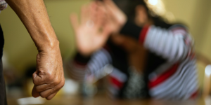 Detienen a hombre acusado de embarazar a hijastra de 13 años en Osorno: quedó en prisión preventiva