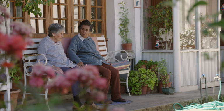 Canal 13 emitirá inédito corto de Maite Alberdi con dos entrañables personajes de 'El Agente Topo'