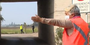 Mujer de 82 años dirige el tránsito para poder sobrevivir: debe mantener a su familia con $150 mil