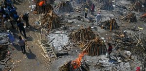 Covid en India: cuerpos incinerados en estacionamientos y desesperación por medicamentos antivirales
