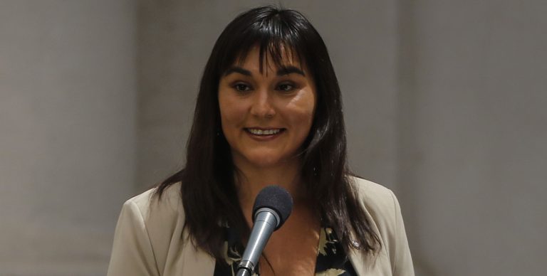 Izkia Siches, presidenta del Colmed, recibió 1era dosis de vacuna Pfizer con 40 semanas de embarazo