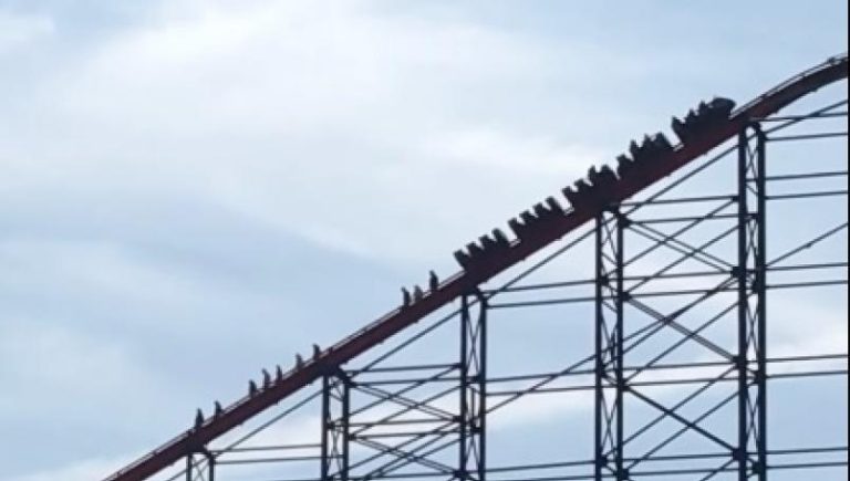 Tremendo susto: jóvenes bajan a pie de la montaña rusa más alta de Reino Unido tras falla técnica