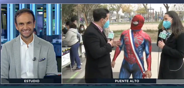 Sensual Spiderman asiste a votar