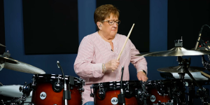“La madrina de la batería”: persona mayor se hace viral por increíble talento para la música en EEUU