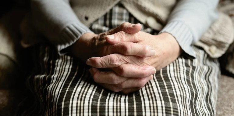 Mujer de la tercera edad pasó tres noches durmiendo a la intemperie: su propio hijo la expulsó