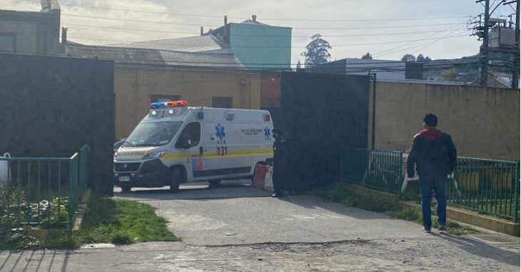 Mujer fue encontrada desmayada en baño de local de votación en Coronel: se atoró con un dulce