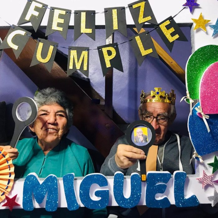 Adulto mayor celebra su cumpleaños con temática de El Agente topo