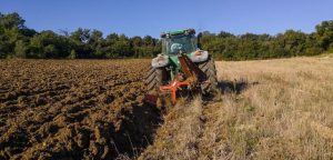 Granjero belga desplazó la frontera con Francia para pasar con su tractor: movió piedra de 150 kilos