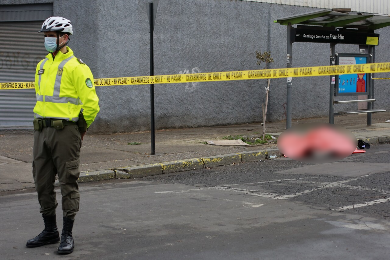 Hombre fue asesinado en plena vía pública en Santiago: lo hallaron en paradero del Barrio Franklin