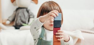 Niño de 2 años sufrió graves quemaduras tras caerle un hervidor encima: se colgó de cordón