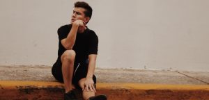 ¿Por qué desconfiamos de personas sin conocerlas? Experto explica el motivo y cómo podemos superarlo