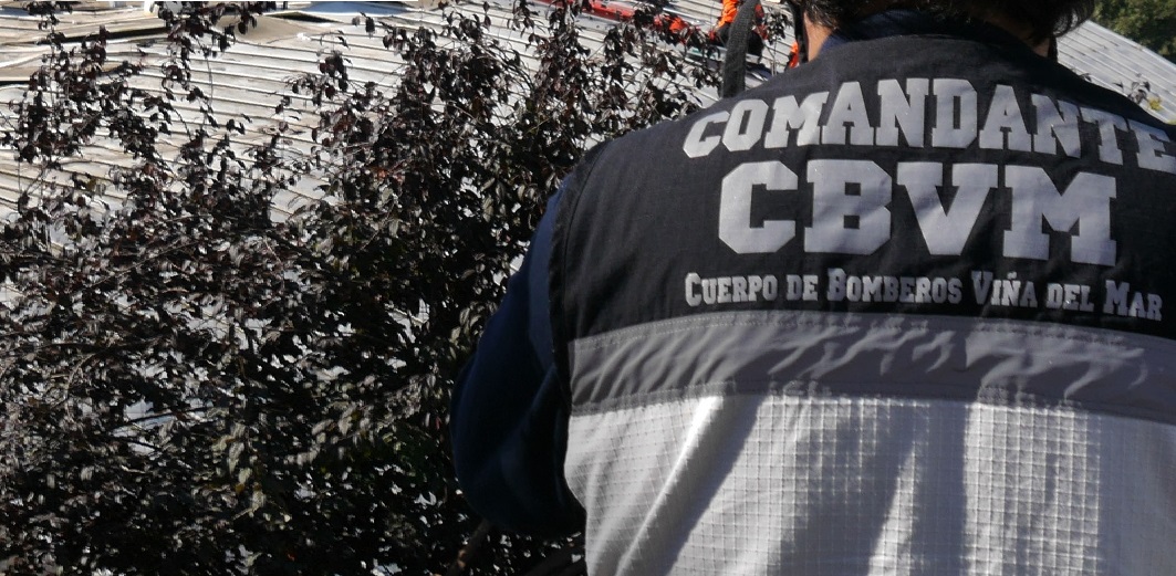 Bomberos rescató en Viña del Mar a hombre que cayó a una quebrada: se escondía por 