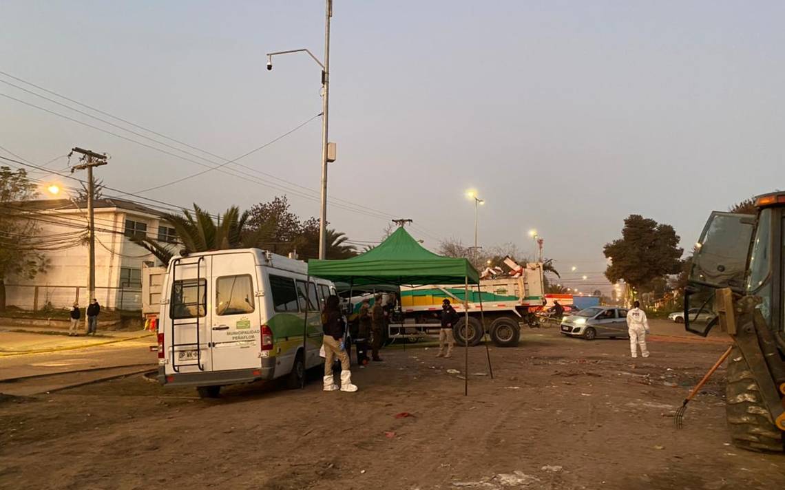 Trabajadores de aseo de Peñaflor hallaron cuerpo en basural tras mover escombros con retroexcavadora
