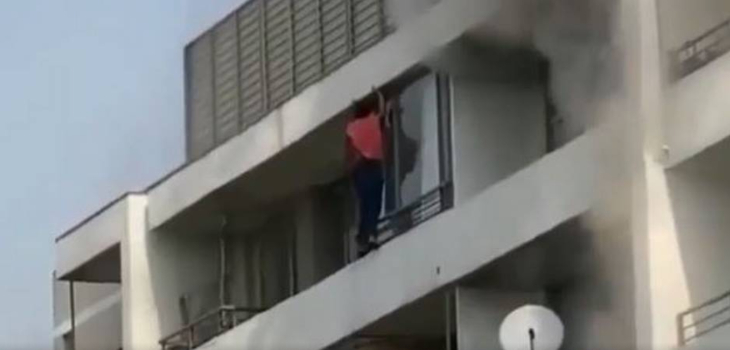 Video muestra impactante escape de mujer desde último piso de un edificio en llamas en Santiago