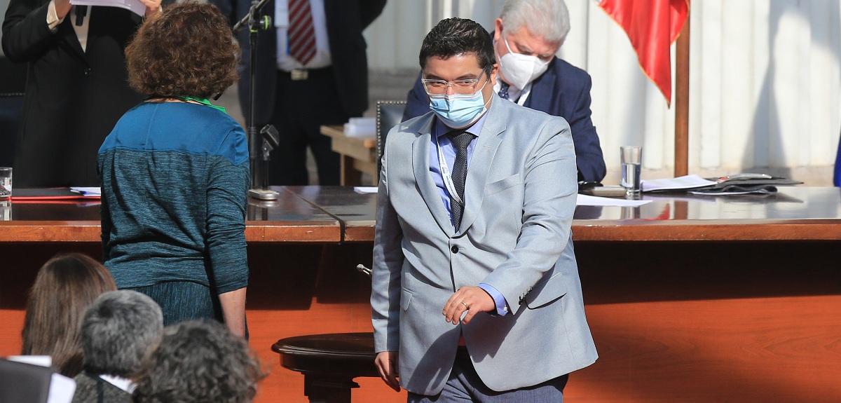 Constituyente Rodrigo Logan comparó a la TV y la política: 