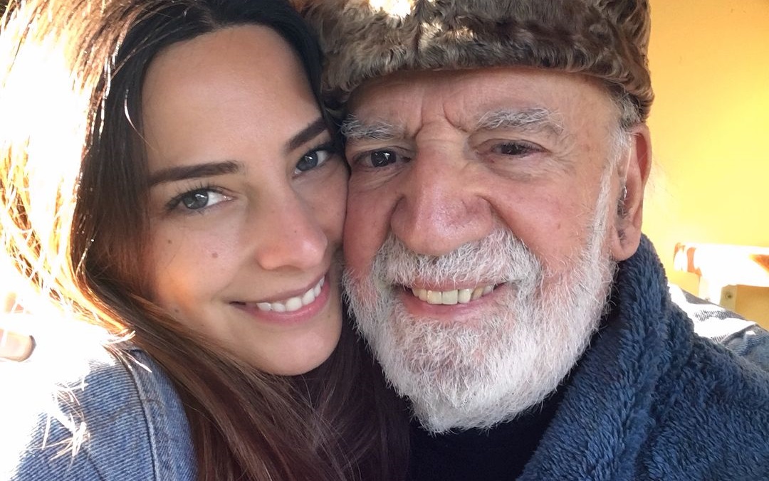 Daniela Castillo anunció el triste deceso de su padre a los 95 años: batallaba contra el COVID-19