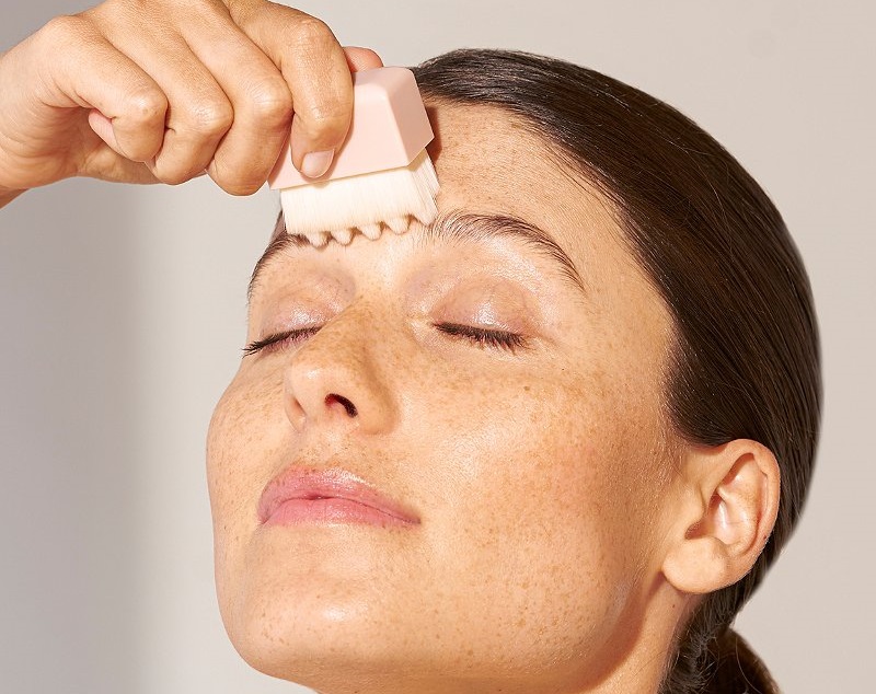 Dry brushing facial cómo cepillar en seco el rostro puede traer