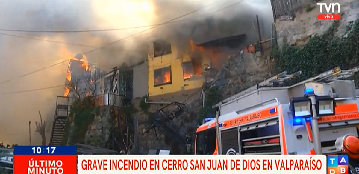 Periodista de TVN vivió tenso momento mientras despachaba incendio desde Valparaíso