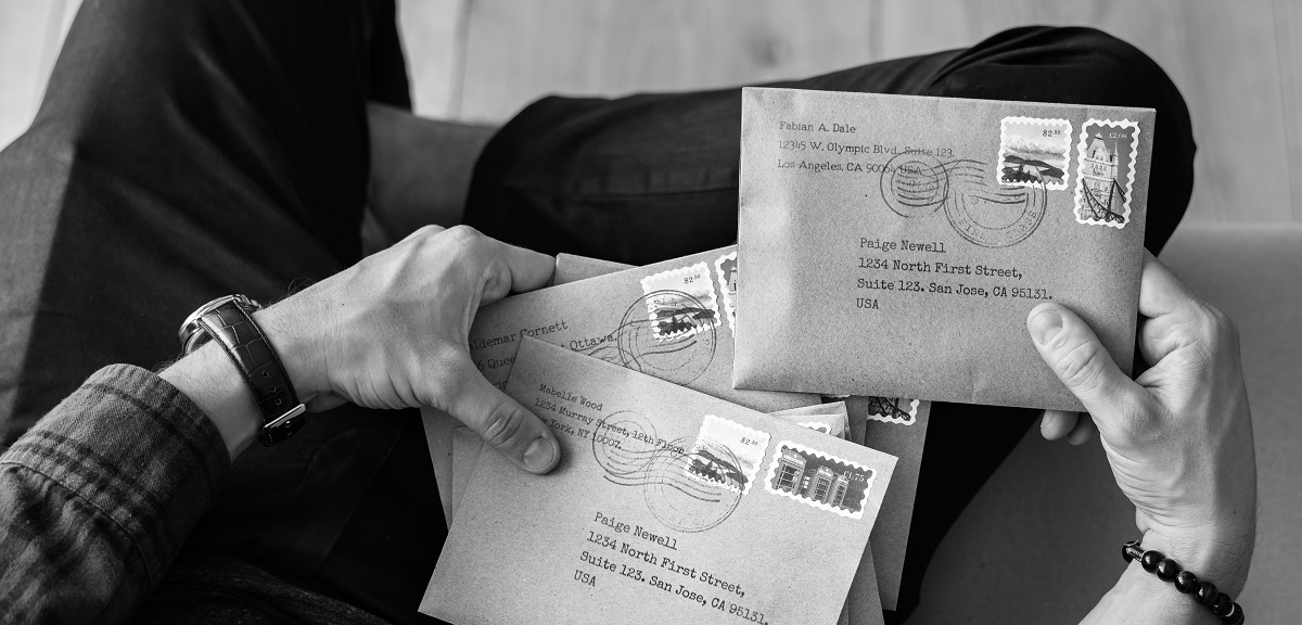 hombre recibió postal enviada desde Chile hace 30 años