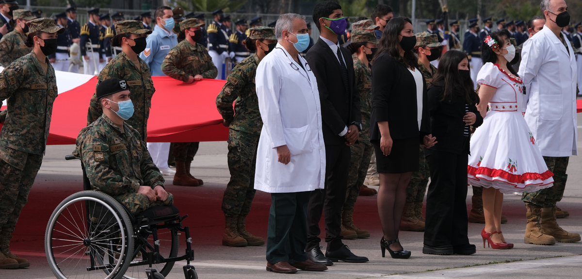 Dr. Ugarte en homenaje a víctimas pandemia en la Parada Militar