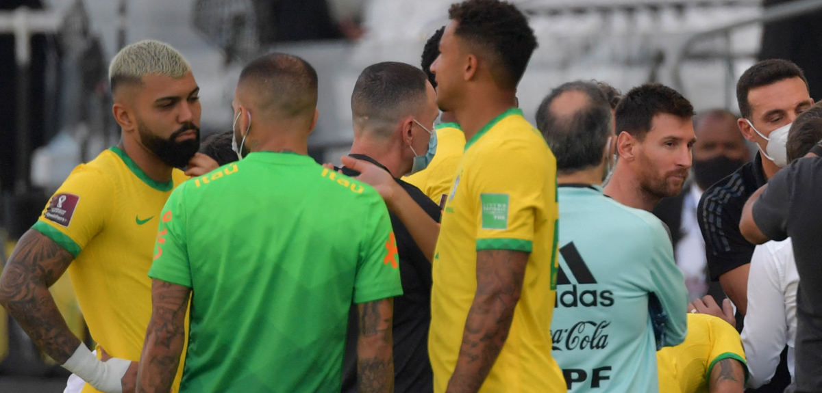 Jugadores argentinos abandonan cancha en partido con Brasil
