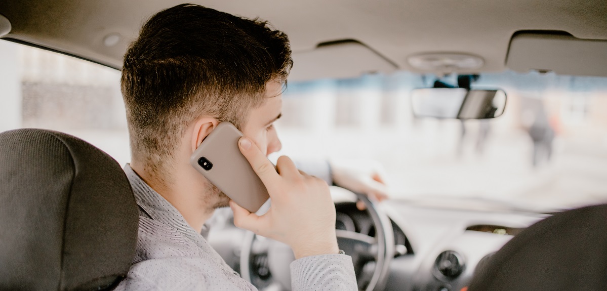 multas por conducir hablando por teléfono llegarán a más de 160 mil pesos