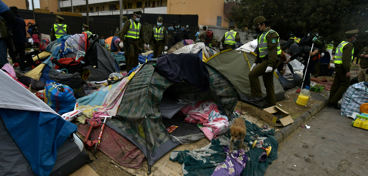 Desalojo migrantes en plaza de Iquique