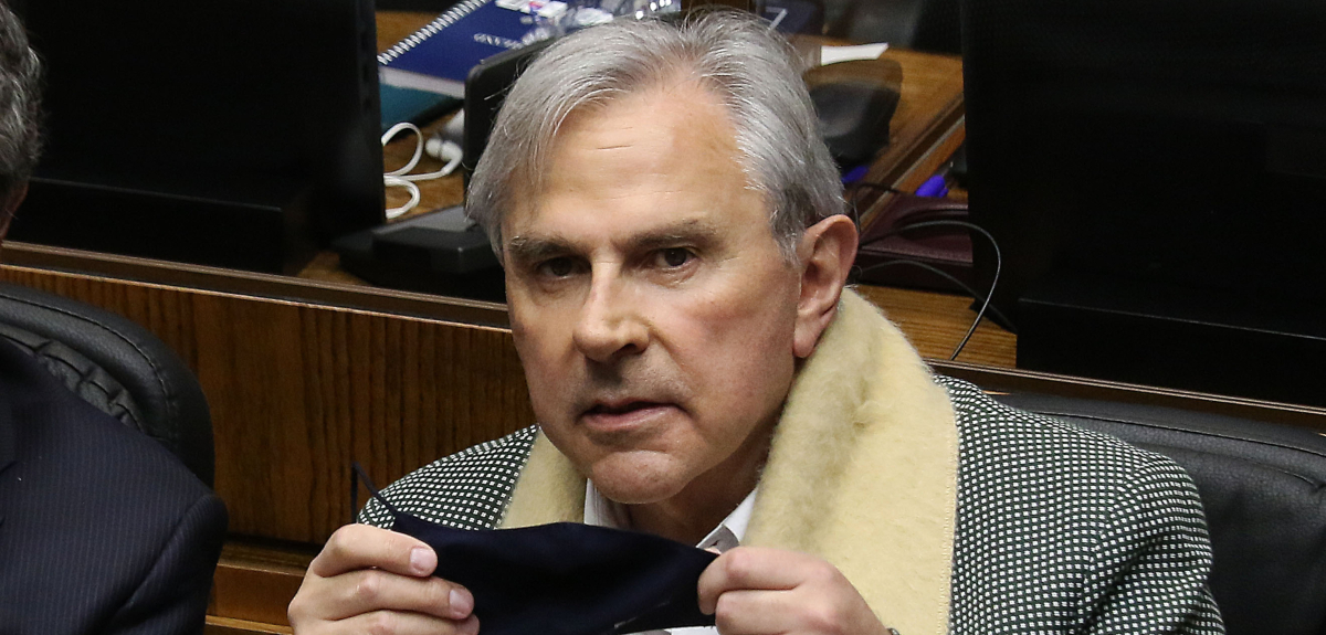 Senador Iván Moreira sufrió agresión en Los Lagos: le arrojaron botella con restos de orina y fecas