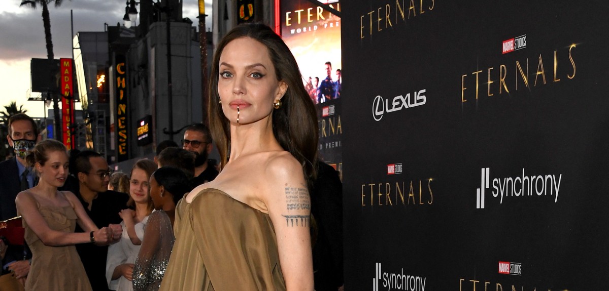 Angelina Jole en avant premiere de película Eternals junto a sus hijos