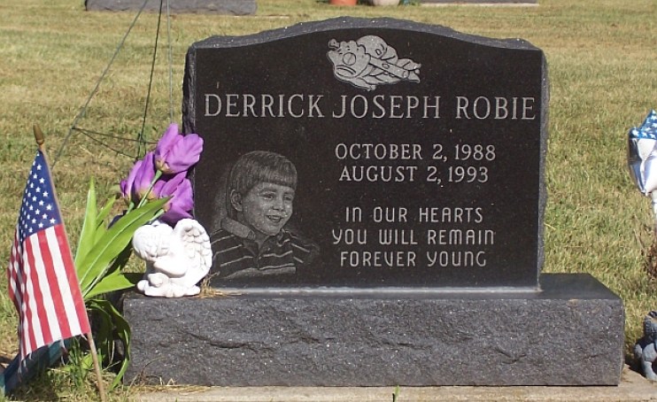 Captura | La tumba de Derrick Robie