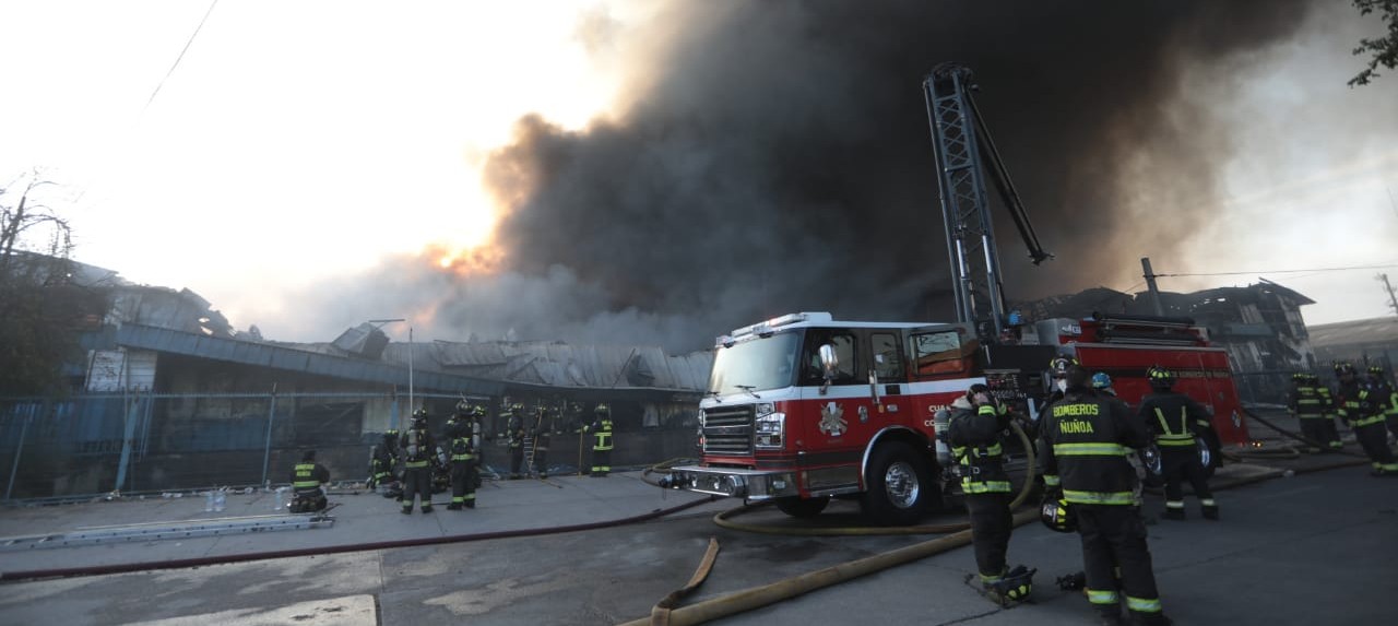 Incendio en Macul: hallan cadáver al interior de una de las bodegas afectadas