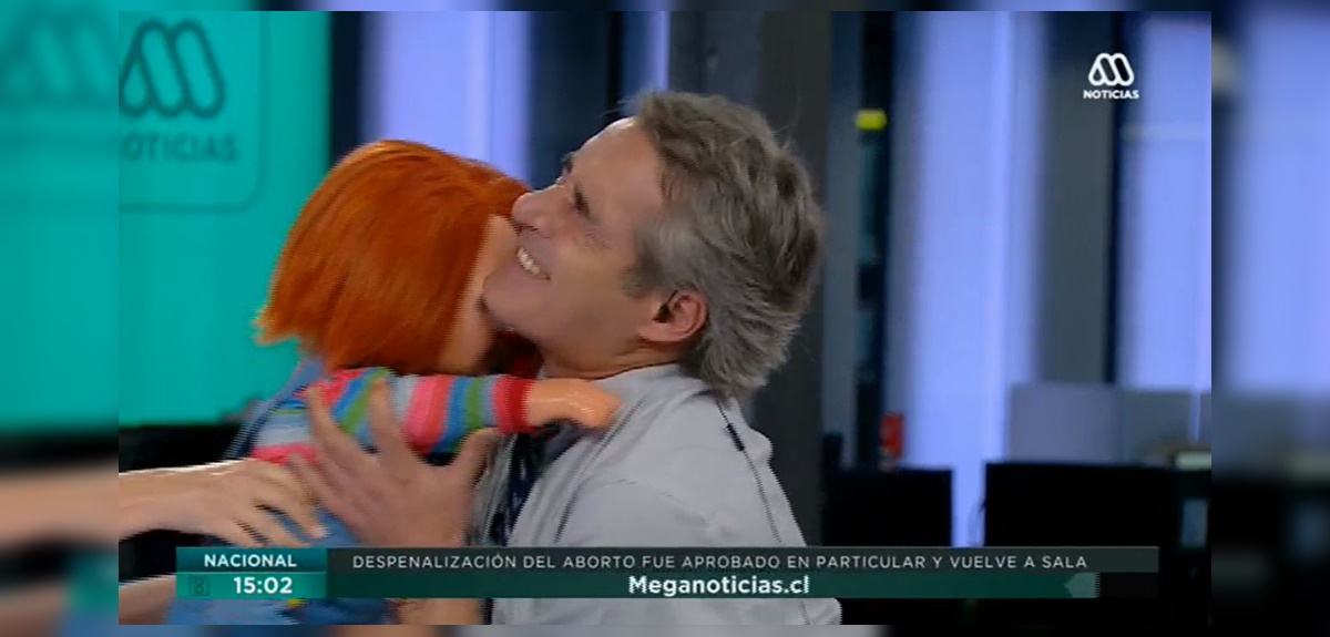 José Luis Repenning fue víctima de hilarante ‘ataque’ de Chucky en vivo: “Cosa serie el muñeco”