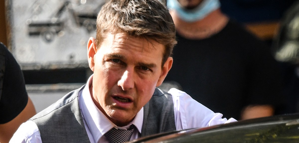 Tom Cruise sorprende en redes al aparecer con nuevo rostro en evento deportivo: