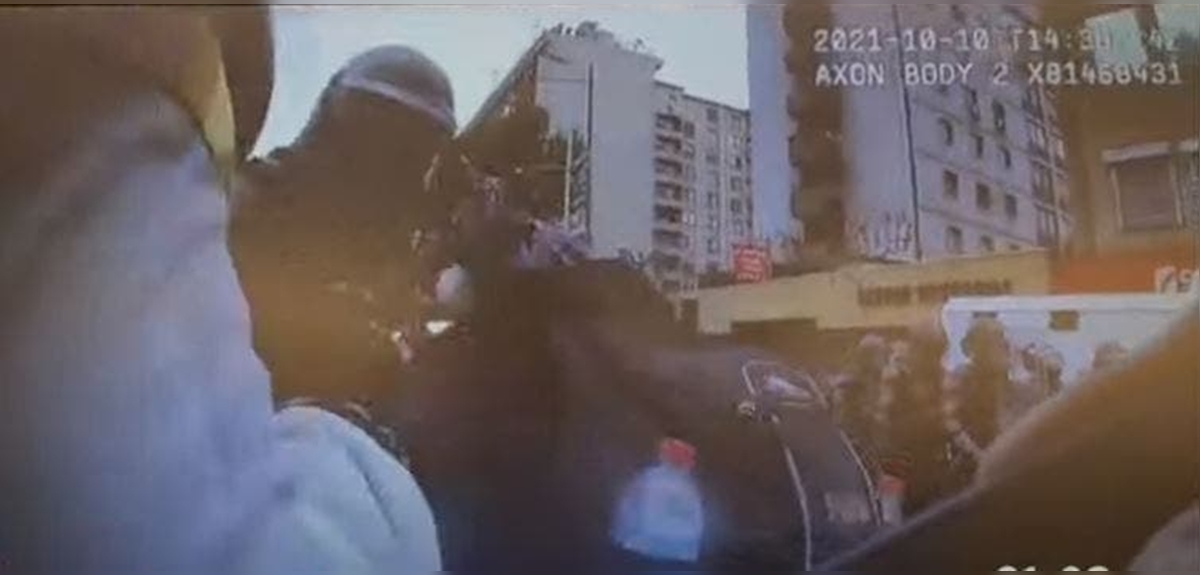 Carabineros libera video de momento en que mujer es atacada en Plaza Italia por pirotecnia