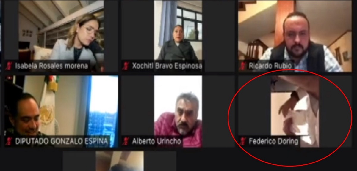 Diputado mexicano olvidó apagar su cámara y dejó ver lo que hacía en el baño: momento es viral