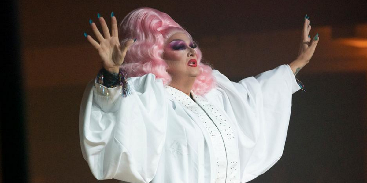 Sancionan en EE.UU. a religioso que apareció como "drag queen" en TV