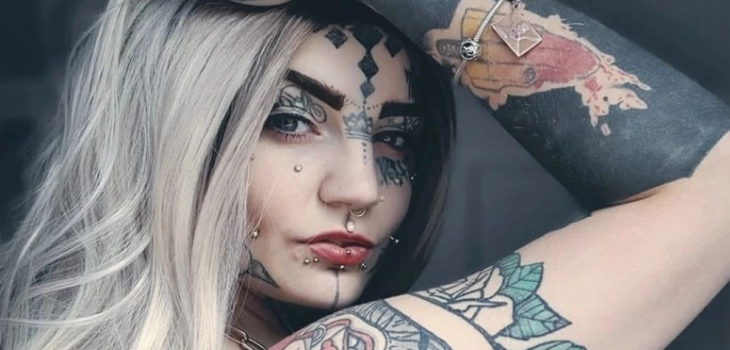 Madre acusó discriminación por sus tatuajes