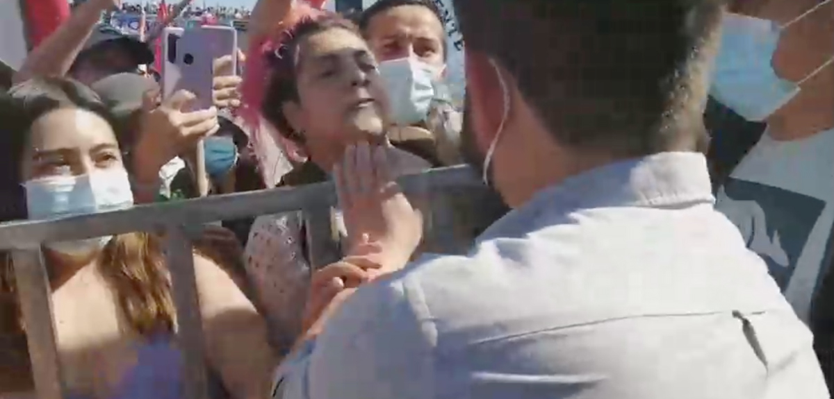 Mujer escupe a Gabriel Boric en Talcahuano