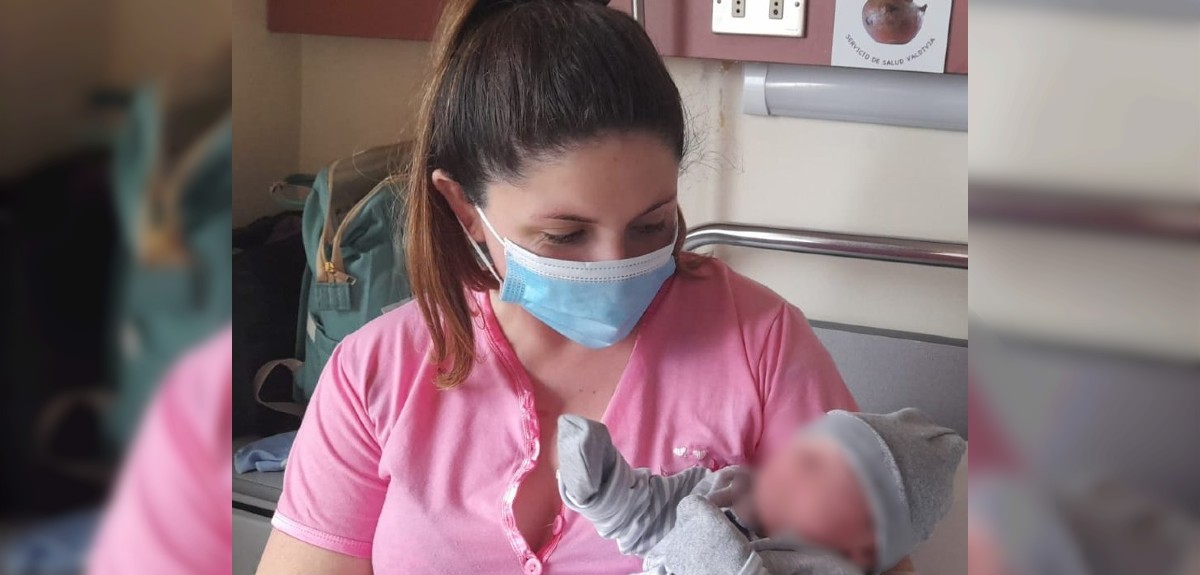 Hospital de Valdivia le dio la bienvenida al primer bebé nacido en Chile en 2020: midió 49 cms