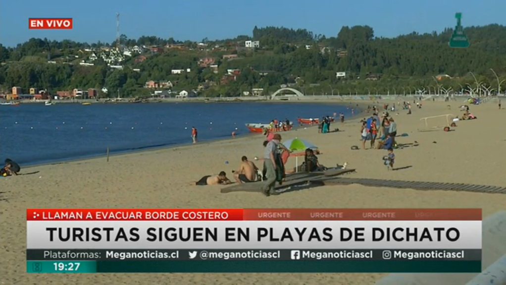 Turistas siguen en playas de Dichato pese a alerta de la Onemi: “La gente no hace caso”