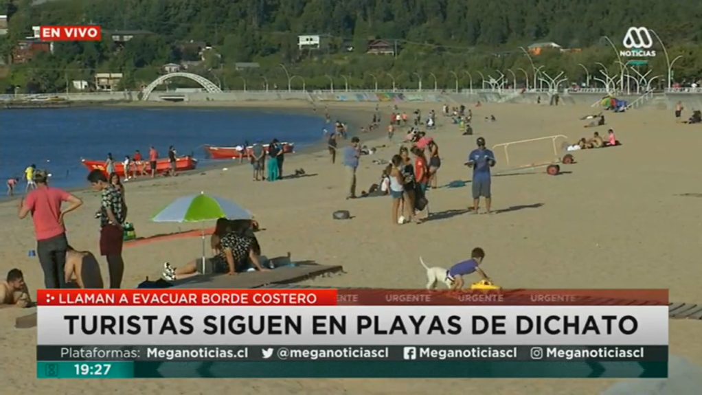 Turistas siguen en playas de Dichato pese a alerta de la Onemi: “La gente no hace caso”