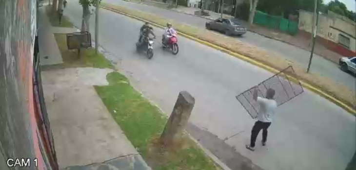 Impactante video mostró cómo comerciante detuvo a 2 ‘motochorros’ tirando una reja para evitar robo