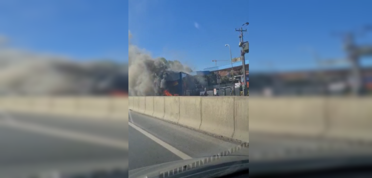 Captan a bus de empresa Linatal incendiándose en la entrada del Terminal Collao de Concepción