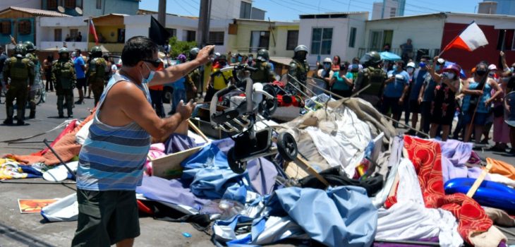 Grupo de personas desmanteló campamento de migrantes durante manifestación en Iquique
